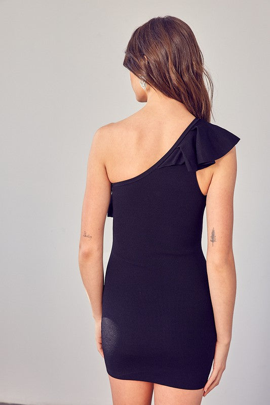 The Pasadena one-shoulder ruffle dress is a stunning and elegant addition to your closet. Its asymmetrical neckline adds a touch of allure and sophistication, while the ruffle detailing brings a playful and trendy element to the design.